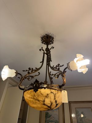 un lustre suspendu au plafond d'une pièce