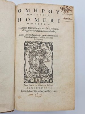 un livre ouvert avec la photo d'un homme et d'une femme