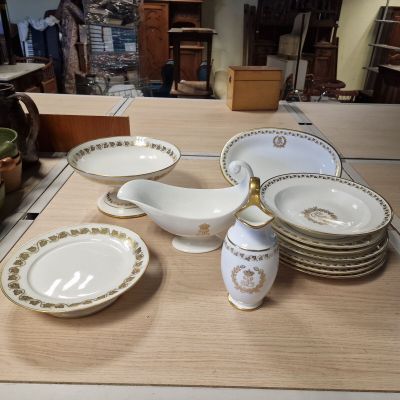 une table sur laquelle se trouvent beaucoup d'assiettes et de bols