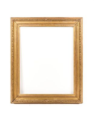 un cadre doré sur un mur blanc, avec un fond blanc