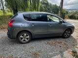 une petite voiture garée sur le bord de la route