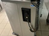 une machine posée par terre dans une cuisine