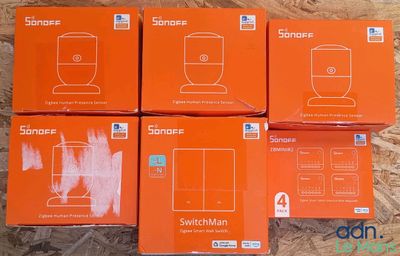 six boîtes orange contenant le même produit sont empilées les unes sur les autres