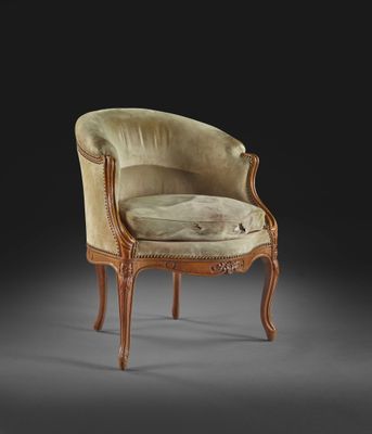 une chaise avec une assise rembourrée beige et un piètement en bois