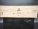 une caisse en bois ornée d'une étiquette de vin, posée sur une table