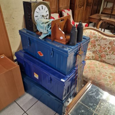 des boîtes empilées les unes sur les autres, surmontées d'une horloge