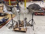 a lot of lights that are on a stand in a room