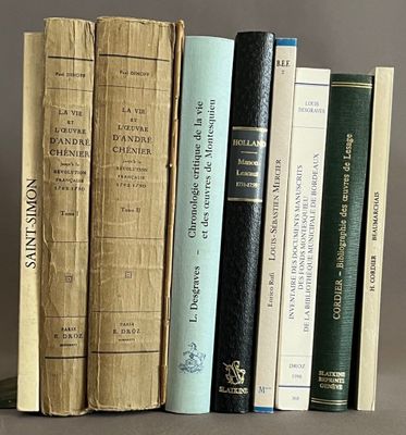 plusieurs vieux livres sont alignés sur une étagère