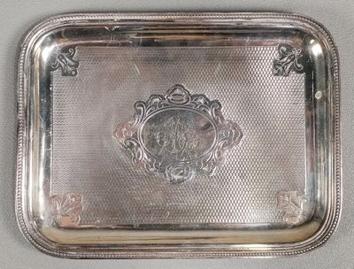 une assiette ancienne en argent sur laquelle est représenté un homme et une femme