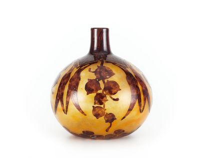 un vase orange et marron posé sur une surface blanche