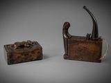 une paire de petites boîtes en bois munies de poignées