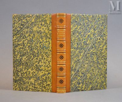 un vieux livre à la couverture jaune posé sur une table