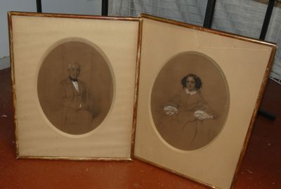 deux photos encadrées d'un homme et d'une femme sur une table