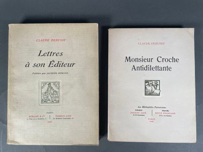 deux livres posés l'un à côté de l'autre sur une table