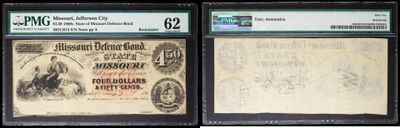 Trois types différents de billets de banque sont exposés dans une vitrine.
