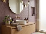 une salle de bain avec un lavabo et un miroir