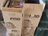 des cartons empilés les uns sur les autres sur un trottoir