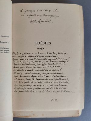un livre ouvert, sur lequel on peut lire des mots, posé sur une surface bleue