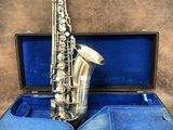 une photo d'un saxophone posé dans son étui sur une table