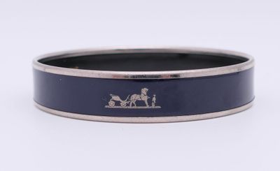 une image représentant une bague sur laquelle figurent un cheval et un cavalier