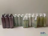 Plusieurs flacons de lotion sont alignés sur une table