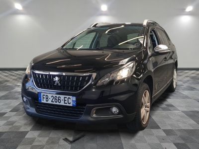 la voiture noire est garée sur un sol en damier dans le garage