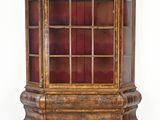 une vieille vitrine en bois avec une porte vitrée sur le dessus