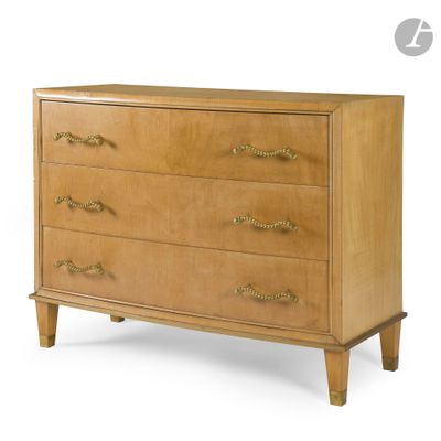 image d'une commode en bois sur fond blanc