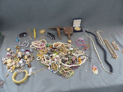 beaucoup de bijoux posés sur une table, sur la table