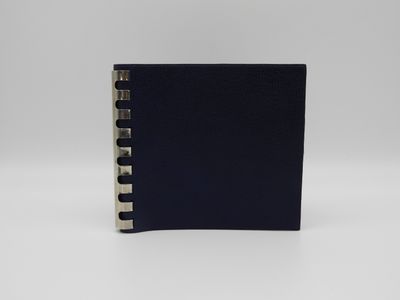 Hermès Paris, Carnet à croquis en cuir bleu.