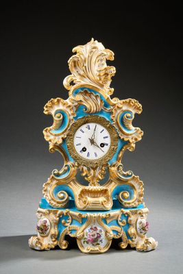 une horloge bleue et dorée posée sur une table