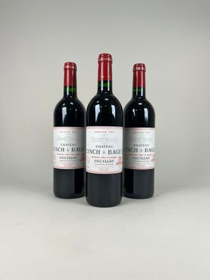 trois bouteilles de vin rouge posées côte à côte sur une table