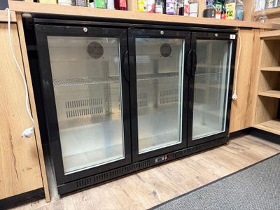 deux portes vitrées ouvertes dans un magasin