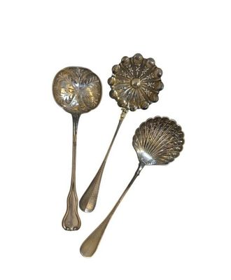 trois cuillères en argent et une cuillère ornée d'un motif floral