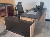 un bureau sur lequel se trouvent une chaise et un écran