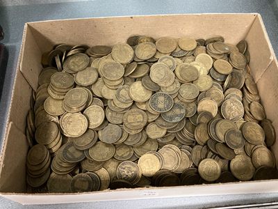 une boîte remplie de pièces posée sur un comptoir