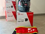 un casque posé par terre à côté d'une paire de chaussures