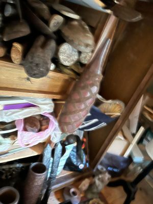 un tas d'objets posés sur une étagère