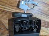 une télécommande et un chargeur posés sur une table