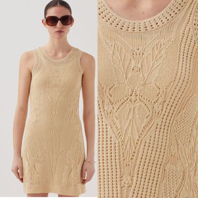une femme vêtue d'une robe en maille beige et portant des lunettes de soleil