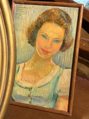 un tableau représentant une femme en robe bleue à côté d'une horloge