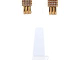 une paire de boucles d'oreilles en or et diamants sur fond blanc