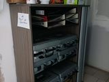 un réfrigérateur sur lequel sont posées tout un tas de boîtes