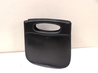 sac à main en cuir noir avec une poignée métallique sur fond blanc