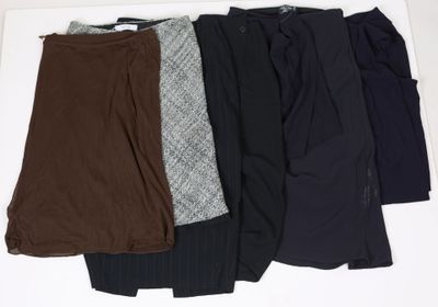 Quatre paires de pantalons pour femmes sont alignées sur une surface blanche
