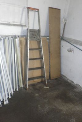 une échelle appuyée contre un mur dans un garage