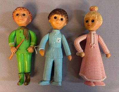 trois figurines représentant un homme et une femme debout l'un à côté de l'autre