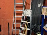 une échelle adossée au mur d'une pièce
