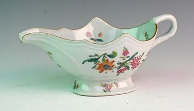 un bol blanc orné de fleurs, posé sur une table