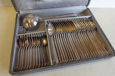 un coffret contenant de l'argenterie sur une table